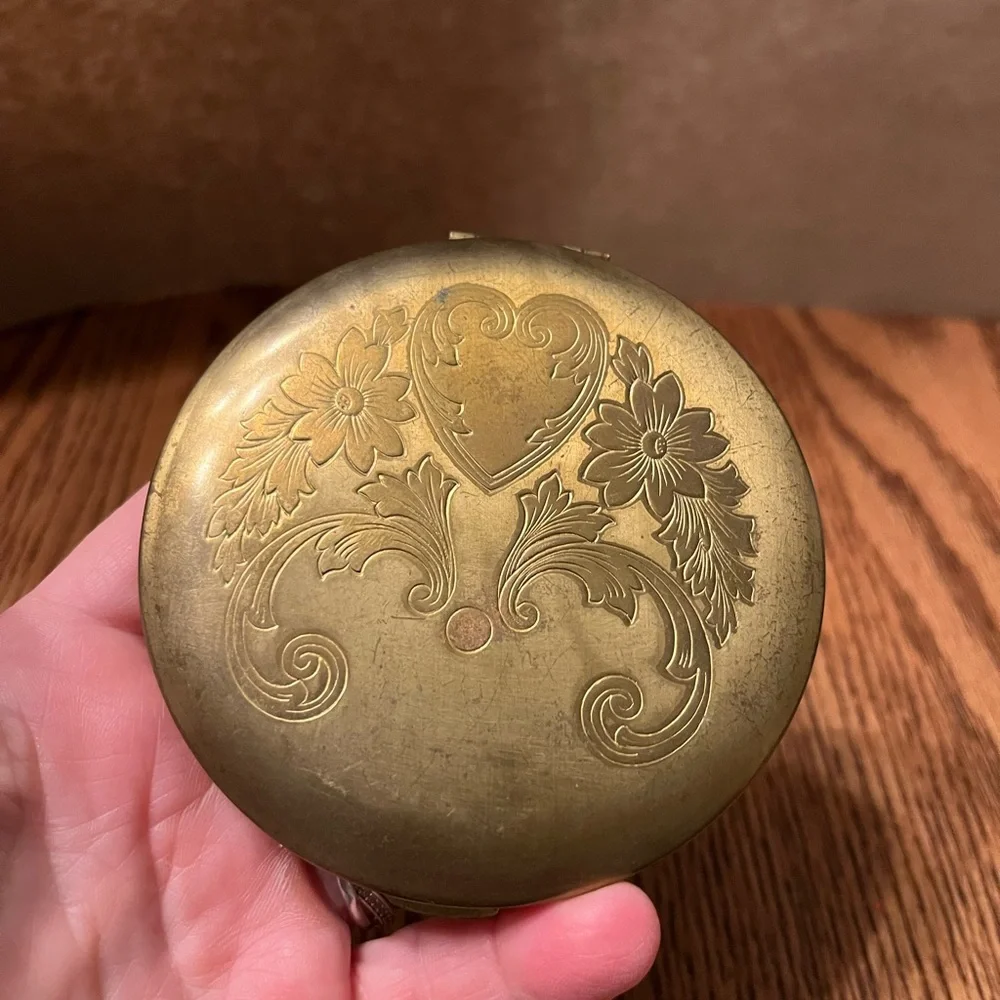 Vintage Zell Fifth Ave Refillable Powder Compact Gold Tone 1950s Powder Compact - Picture 1 of 3